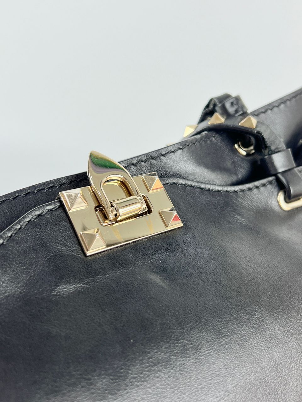 Bolsa Valentino garavani preta grande