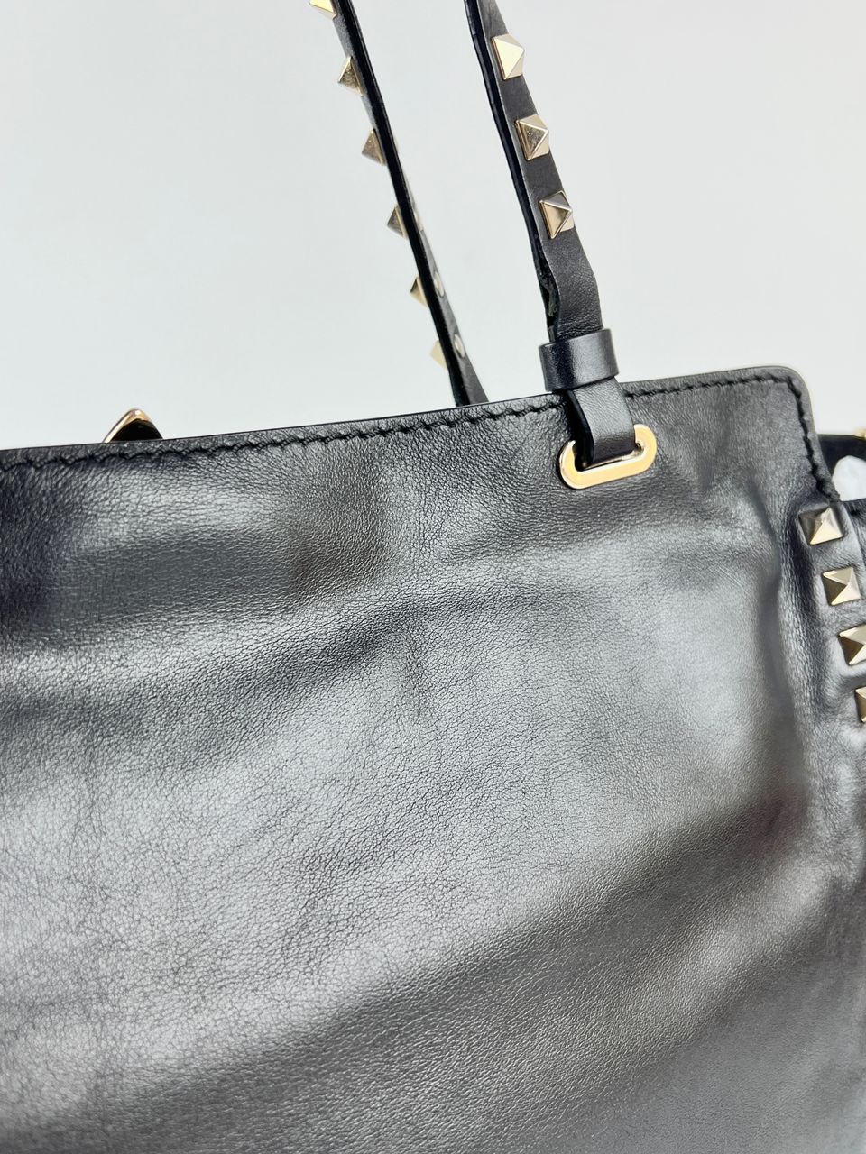 Bolsa Valentino garavani preta grande
