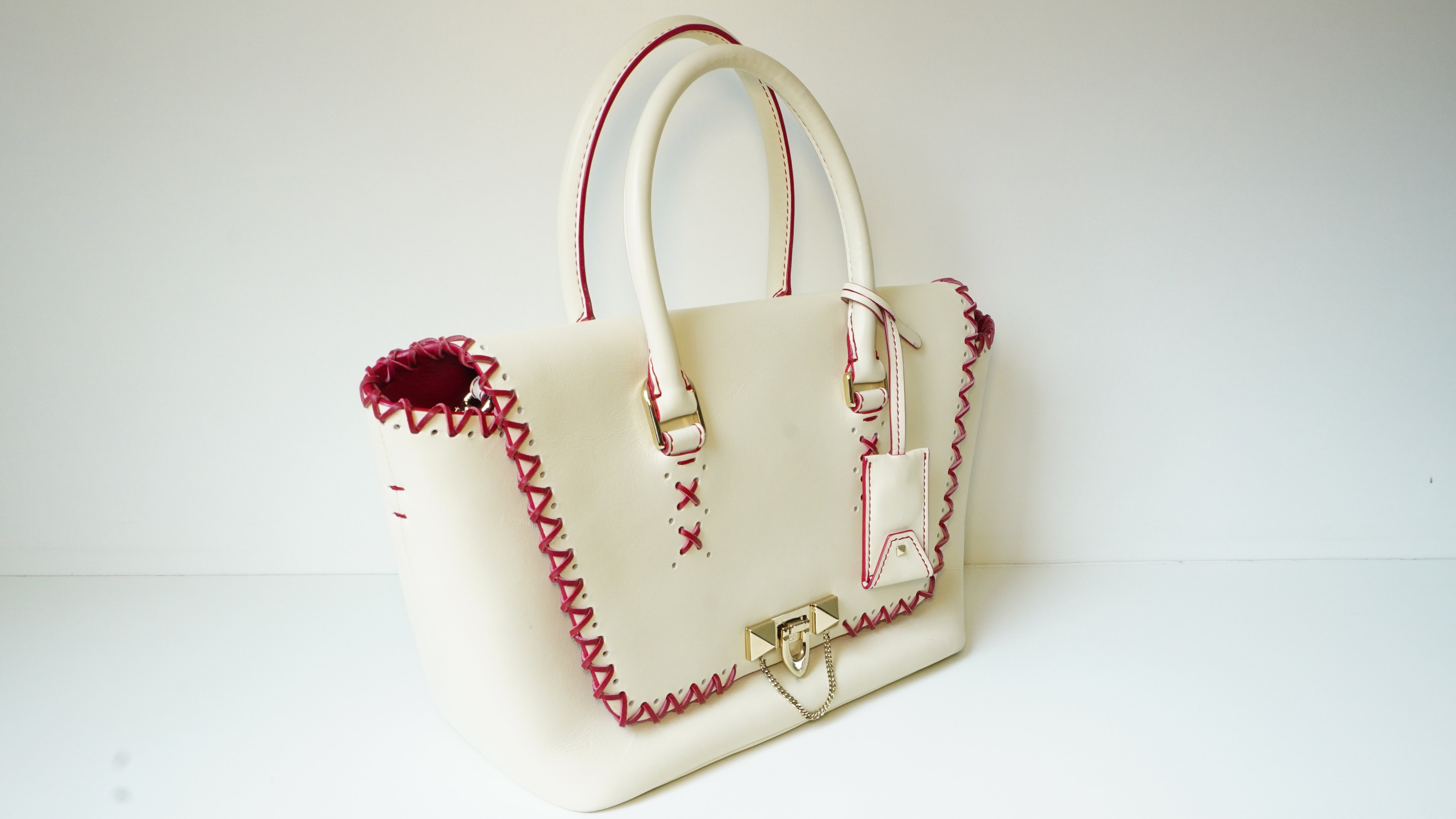 Bolsa Valentino com detalhes vermelho