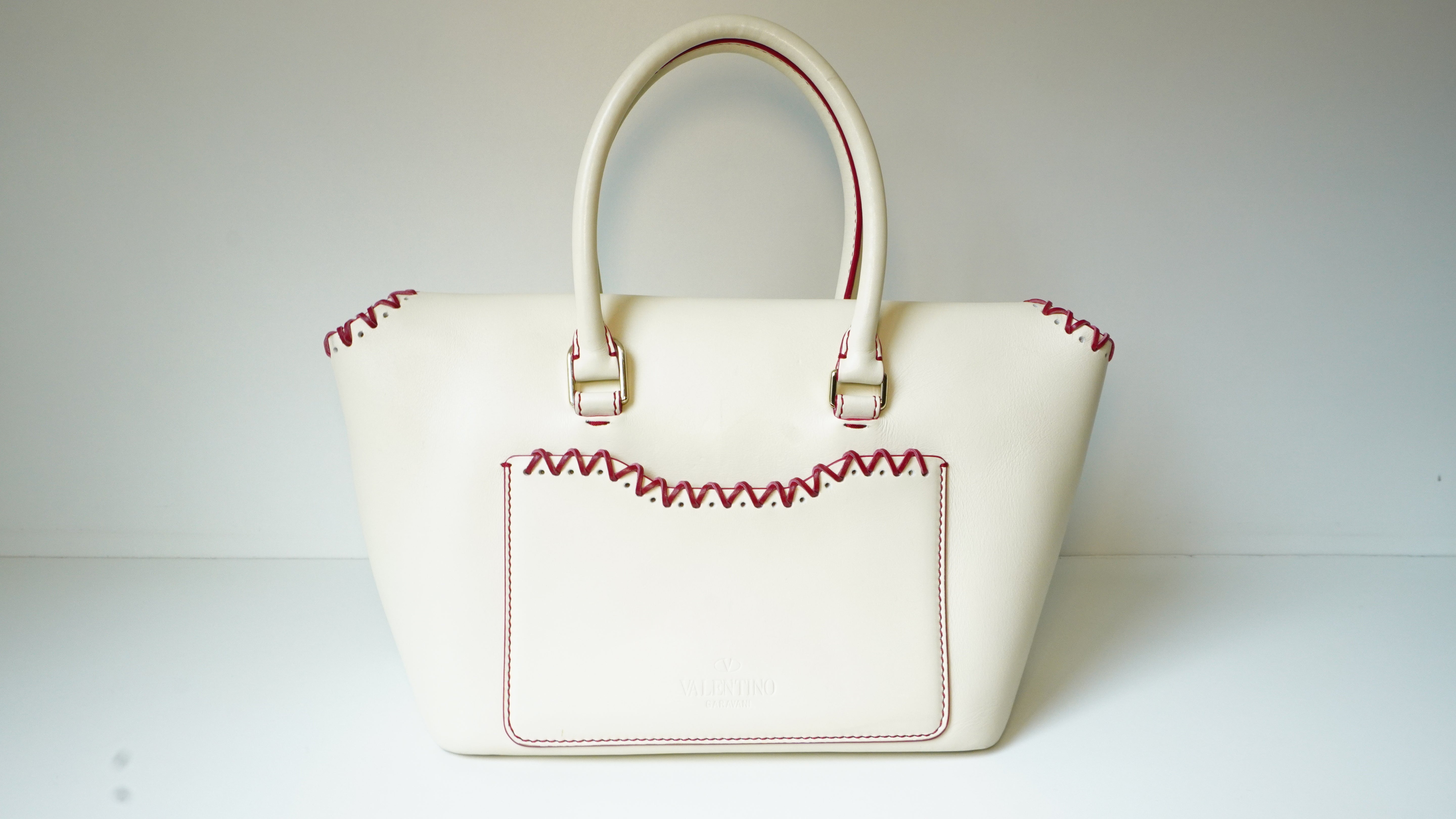 Bolsa Valentino com detalhes vermelho