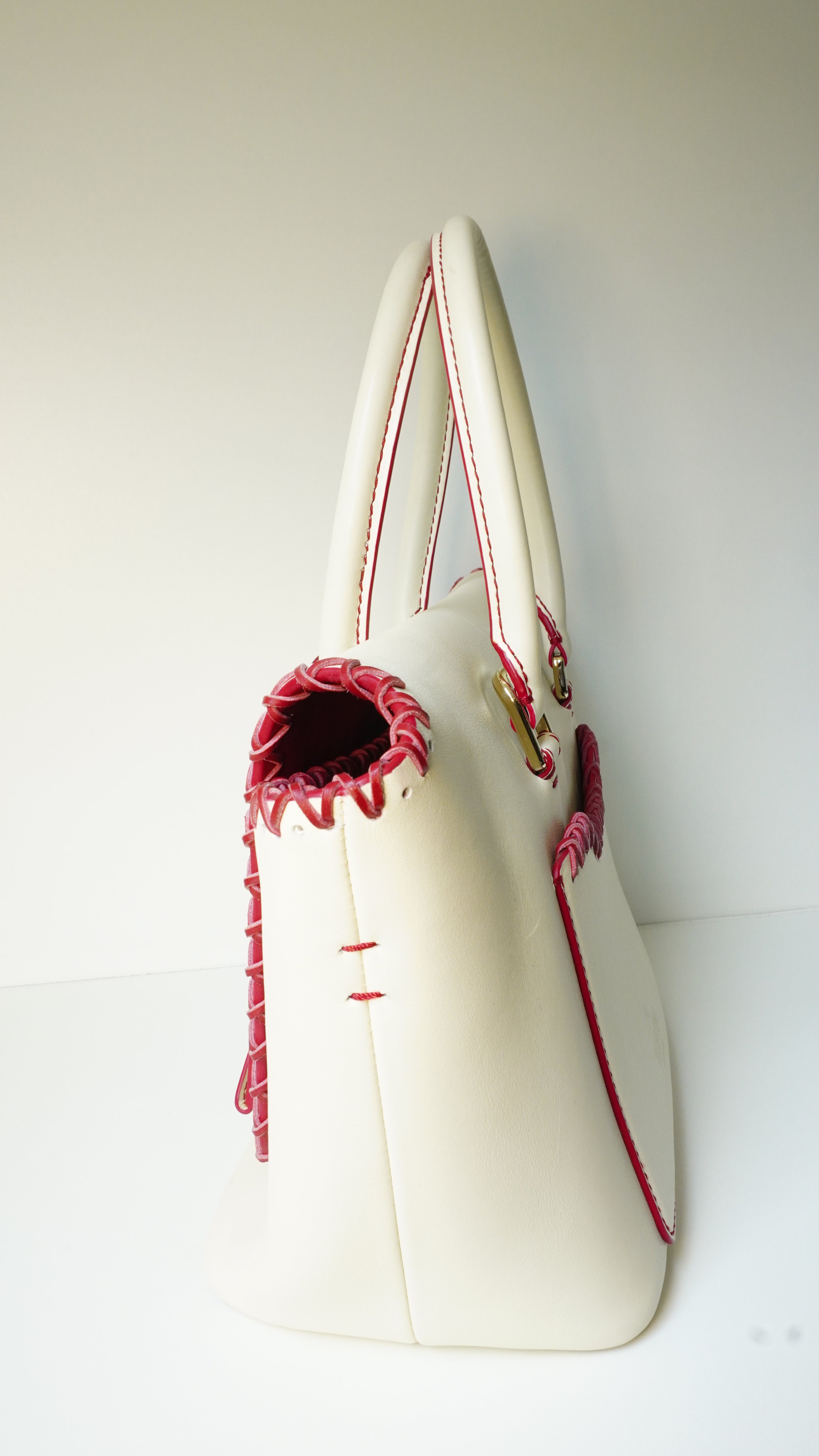 Bolsa Valentino com detalhes vermelho