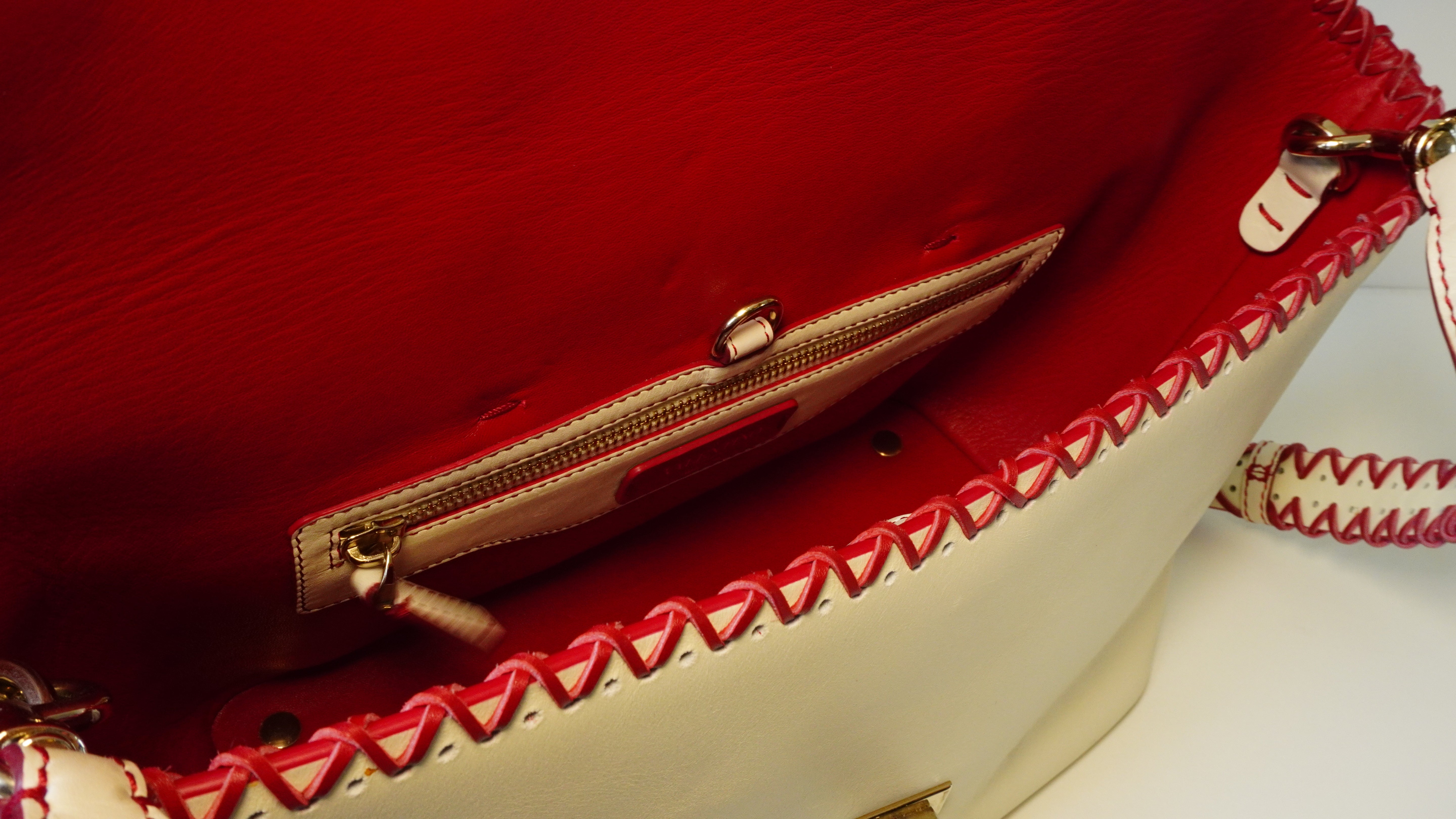 Bolsa Valentino com detalhes vermelho
