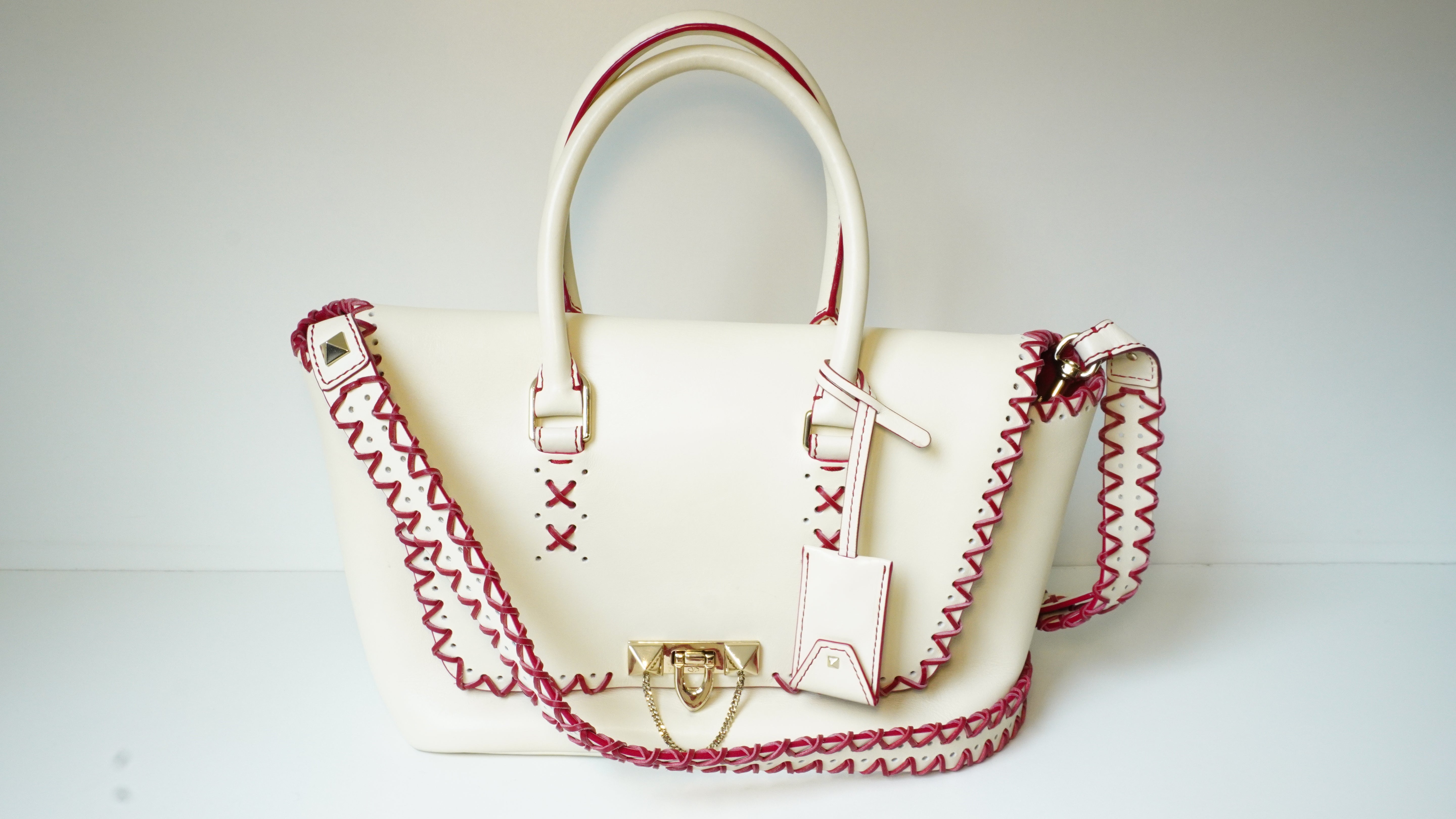 Bolsa Valentino com detalhes vermelho