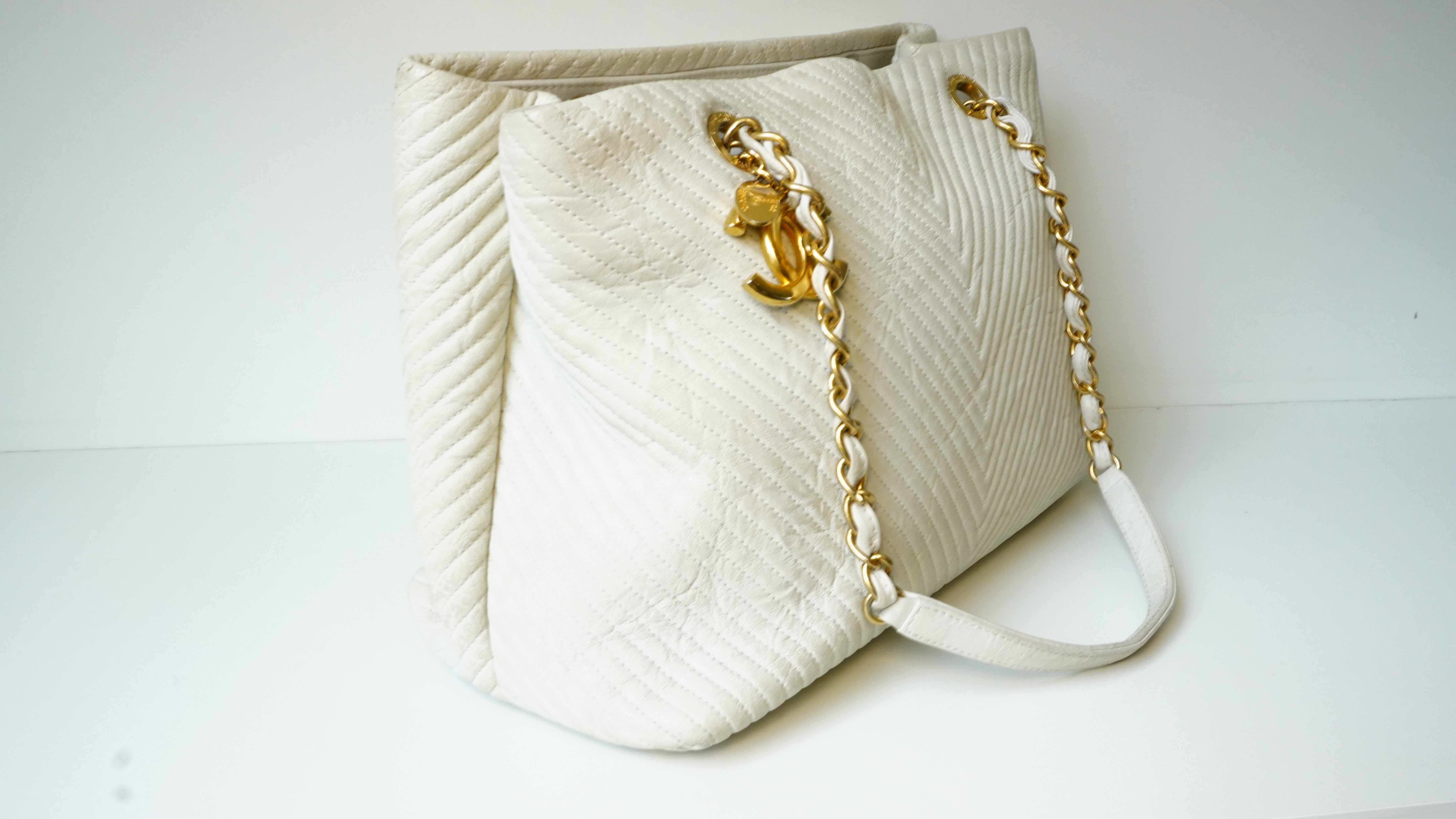 Bolsa Chanel Off White G com corrente dourada
