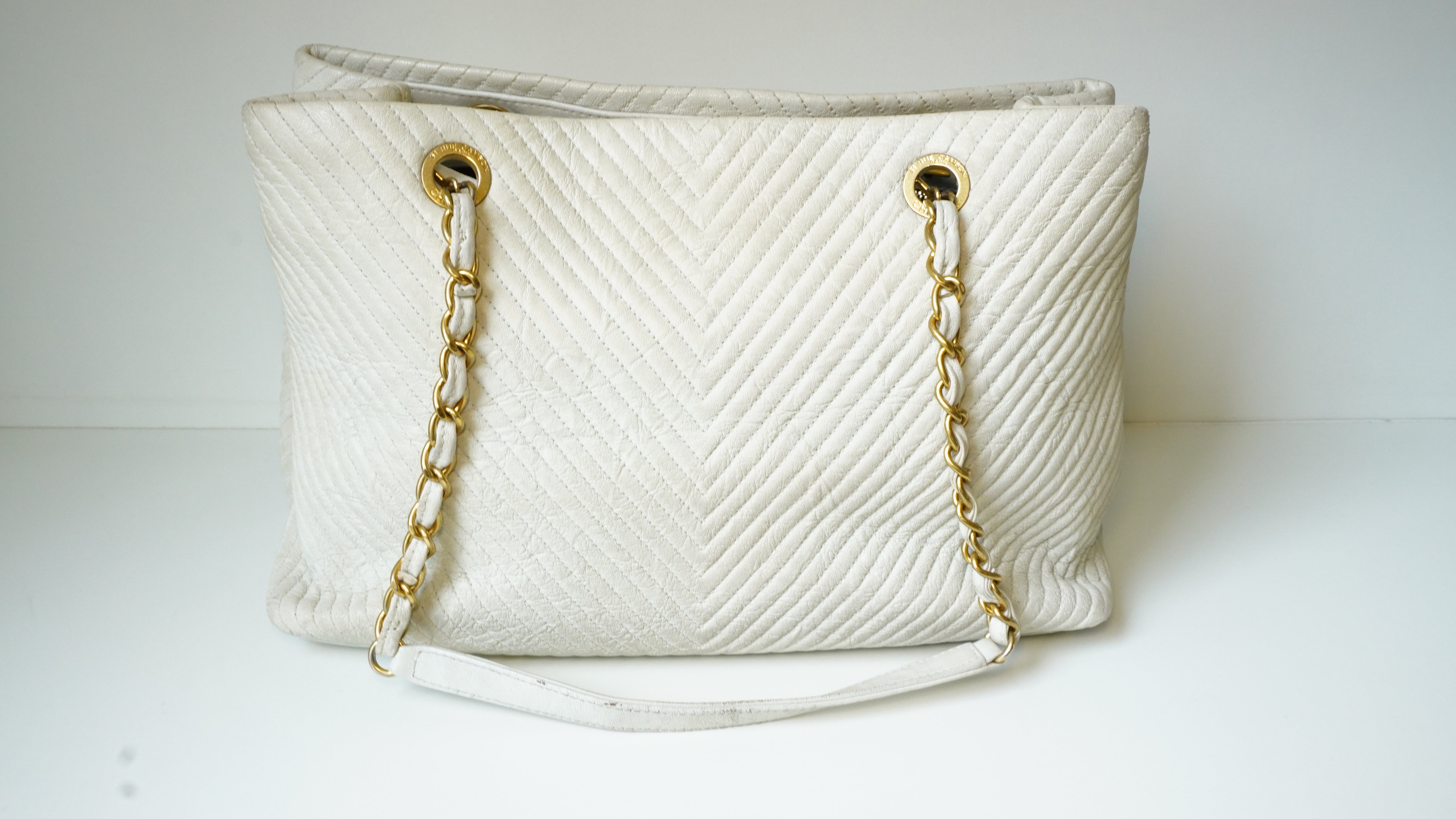 Bolsa Chanel Off White G com corrente dourada