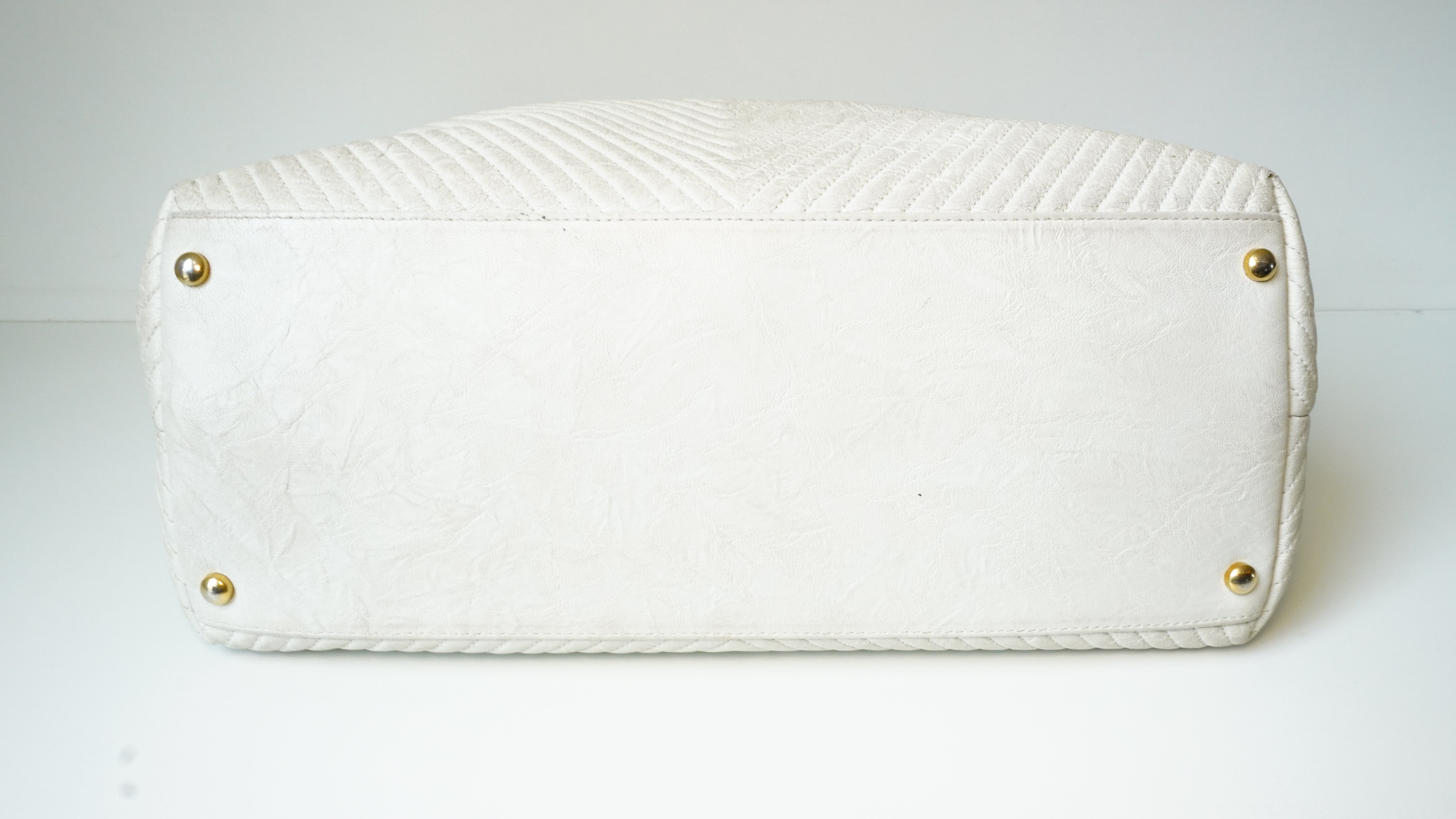 Bolsa Chanel Off White G com corrente dourada