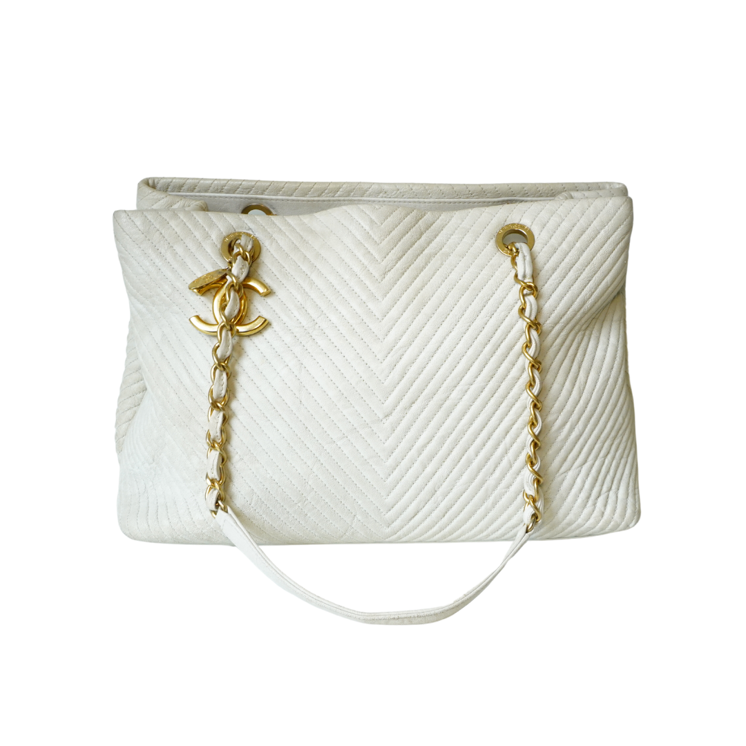 Bolsa Chanel Off White G com corrente dourada