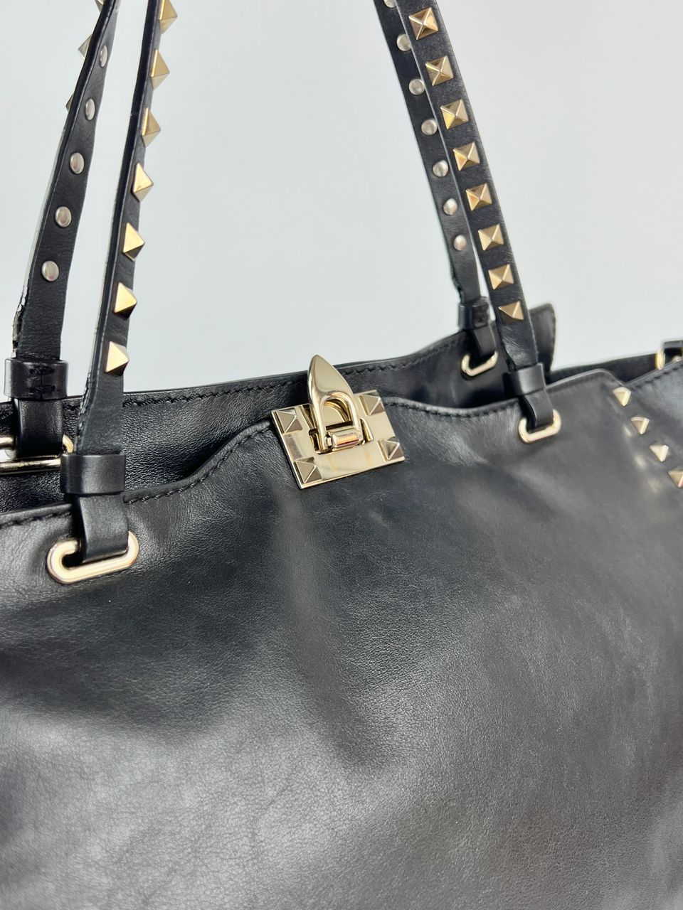 Bolsa Valentino garavani preta grande