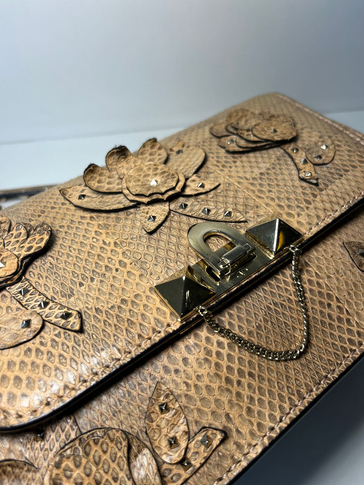 Bolsa Valentino Garavani Piton Bege