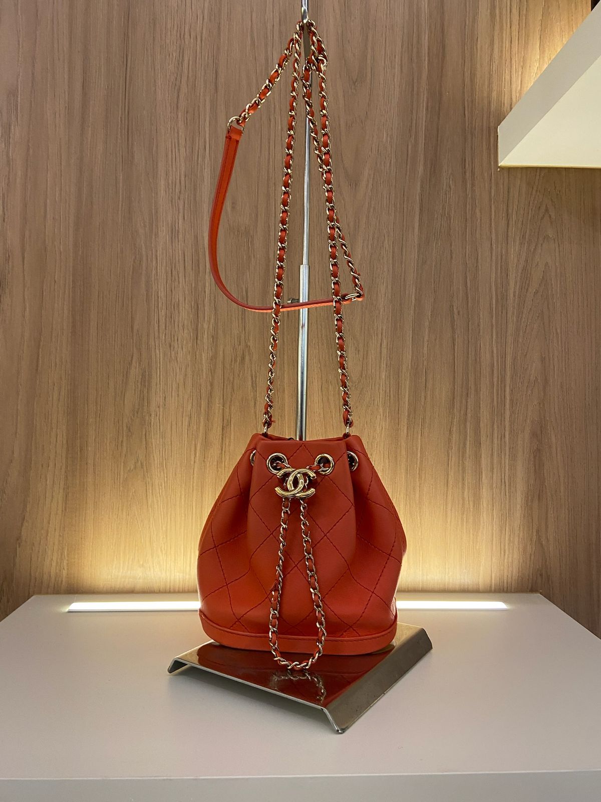 Bolsa Chanel CC Quilted Lambskin Bucket