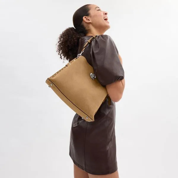 Bolsa Willow Shoulder With Rivets Coach - Bege