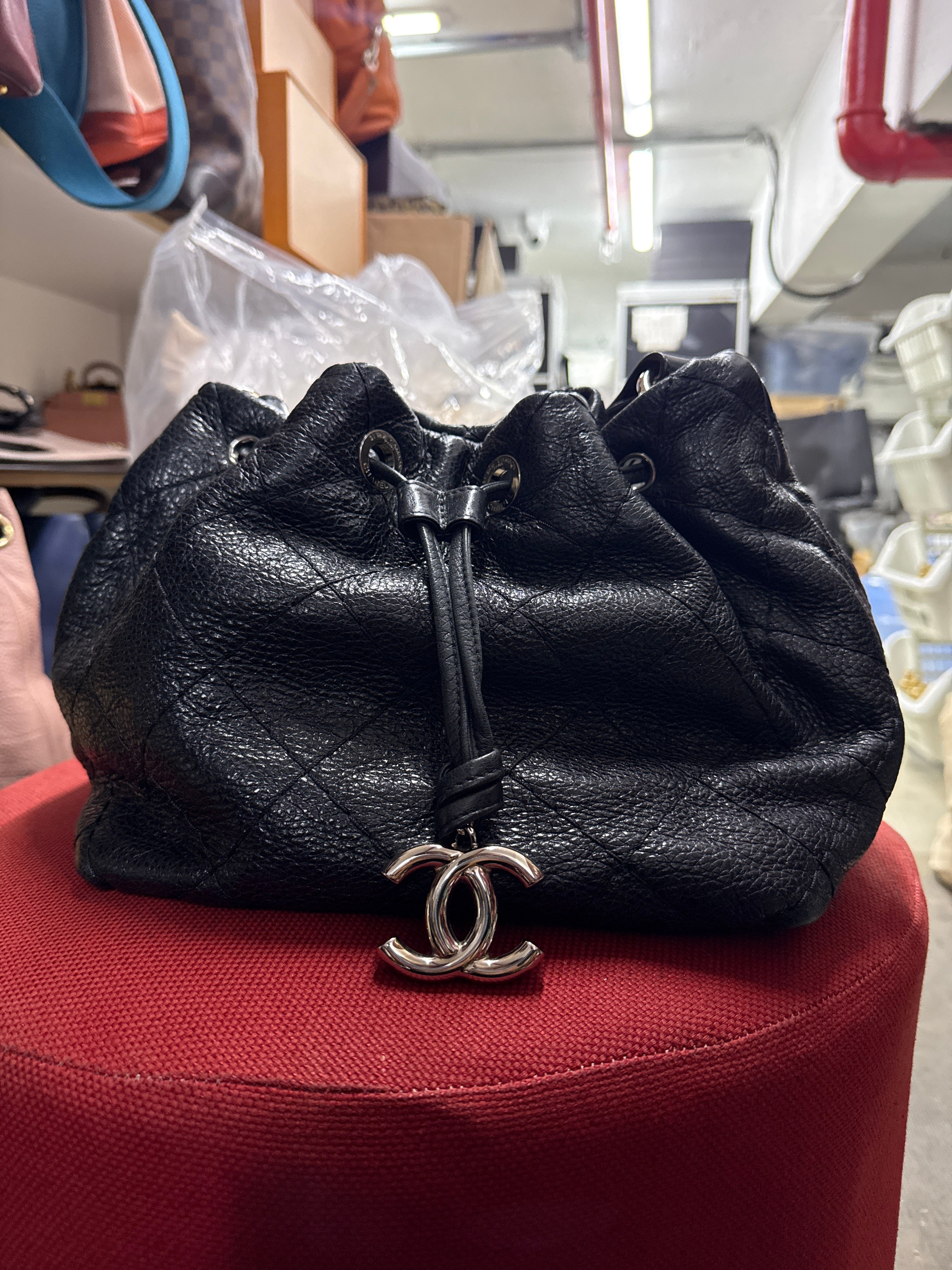 Chanel preta bucket